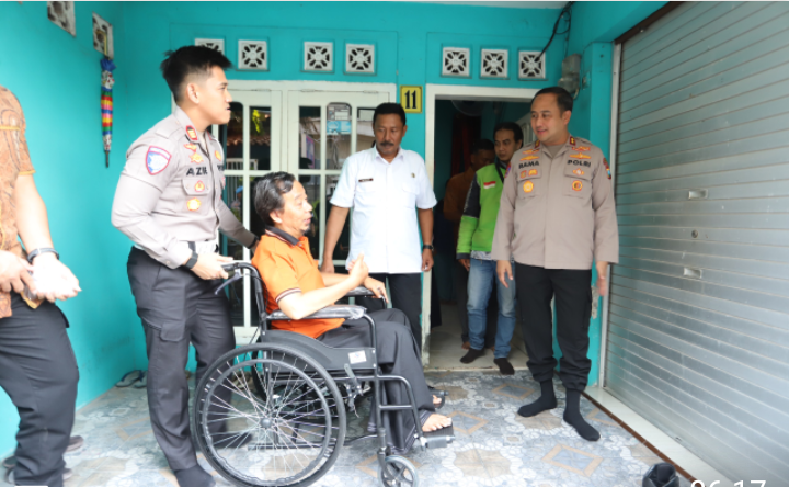 Jelang HUT Lalu Lintas Bhayangkara ke-71, Kapolres Gresik Bantu Ojol Korban Kecelakaan Beri Kursi Roda Hingga Modal Usaha